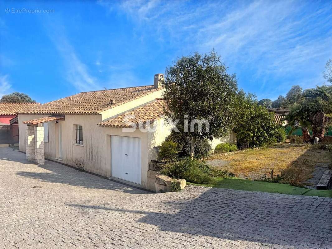 Maison à ROQUEBRUNE-SUR-ARGENS
