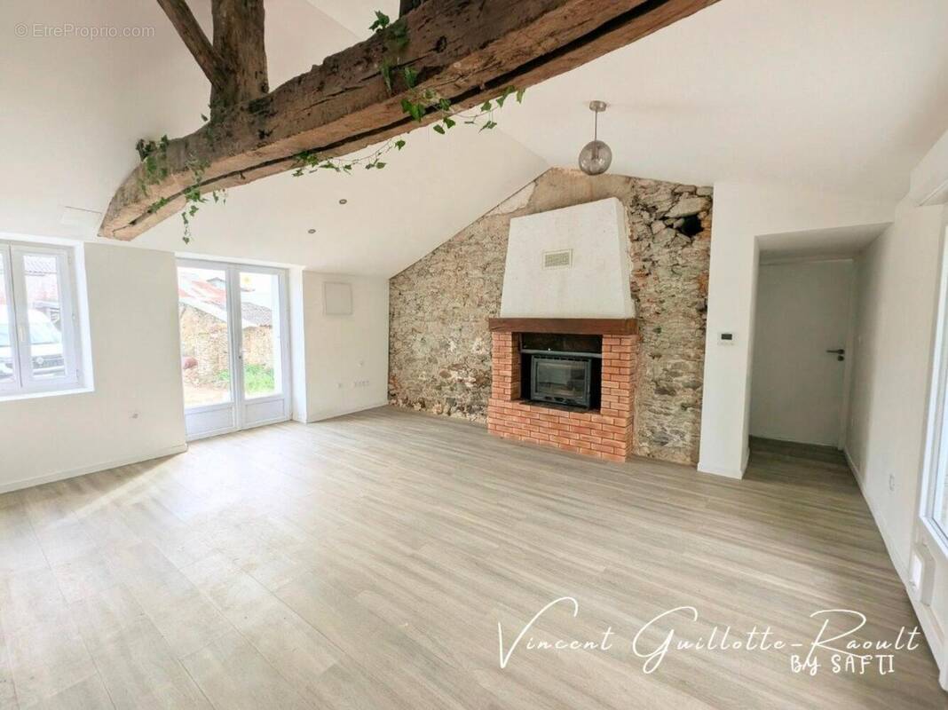 Photo 1 - Maison à SAINT-HILAIRE-DE-CHALEONS