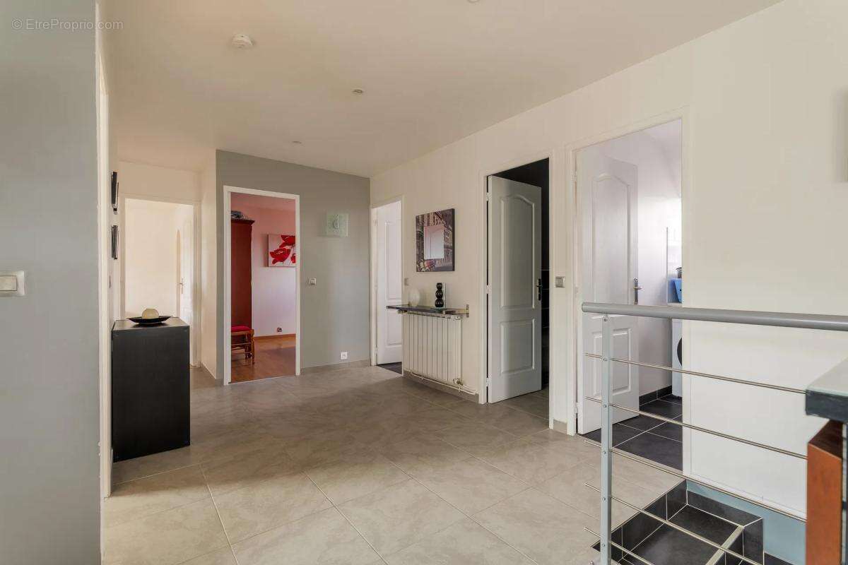 Maison de 9 pièces de 236 m² à Ozoir-la-Ferrière - photo 15