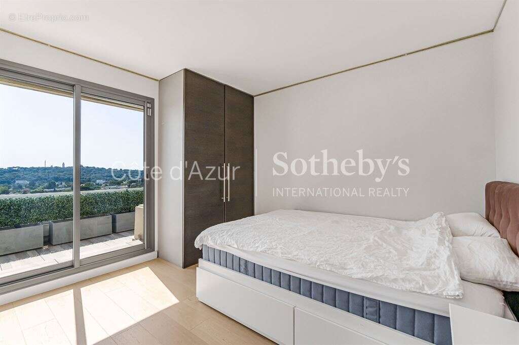 Antibes, penthouse rénové avec terrasse panoramique aux portes du Cap d’Antibes - photo 18