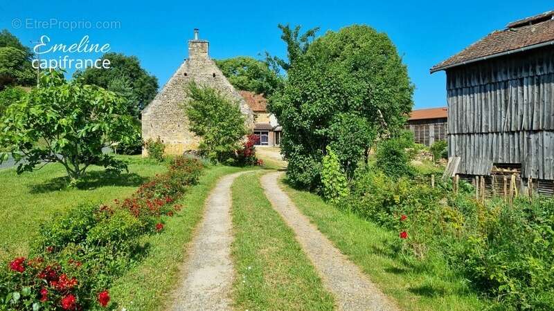 Maison à LA CHAPELLE-AUBAREIL