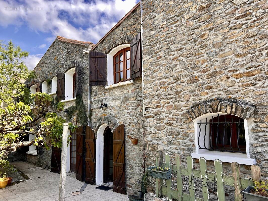 Maison à BROUSSES-ET-VILLARET