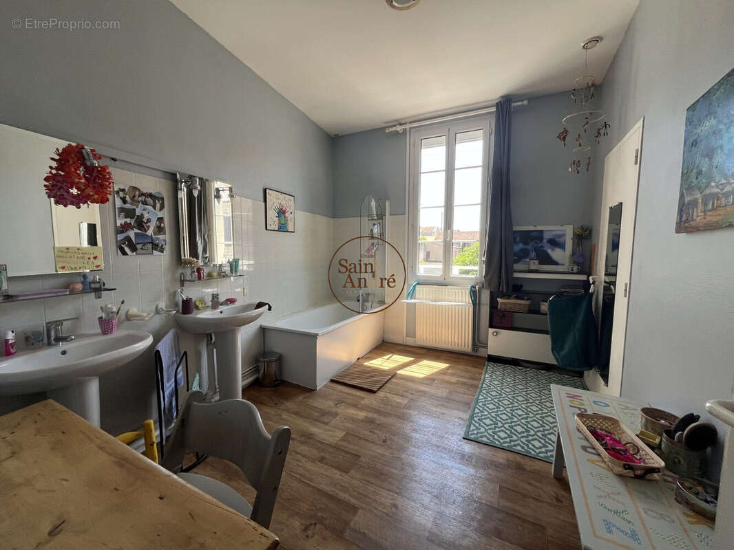 Maison 268 m² à Angouleme  - photo 9