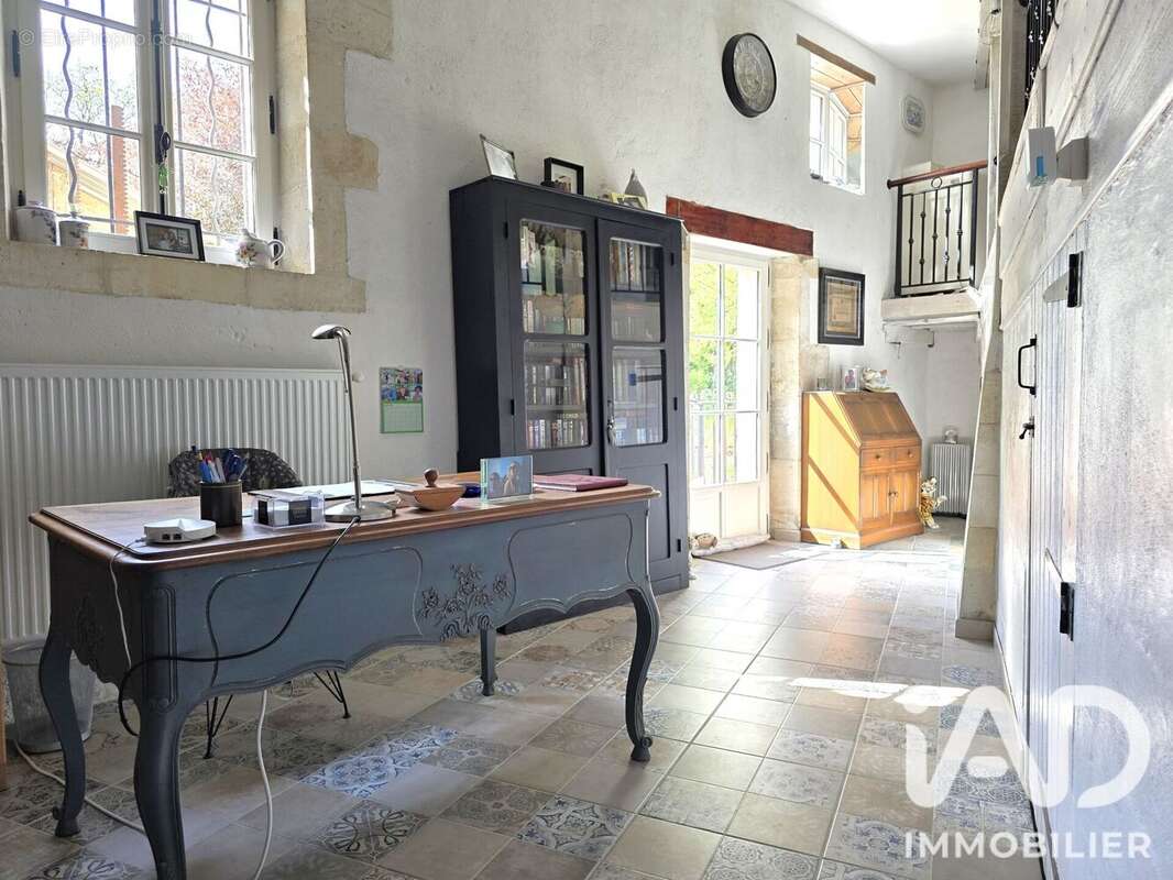 Maison 626 m² à Bourg-Charente  - photo 8
