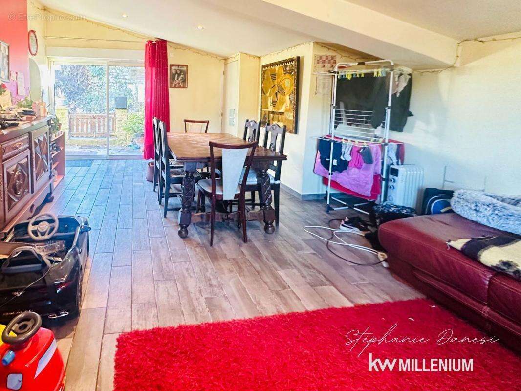 Maison à SALLES-CURAN