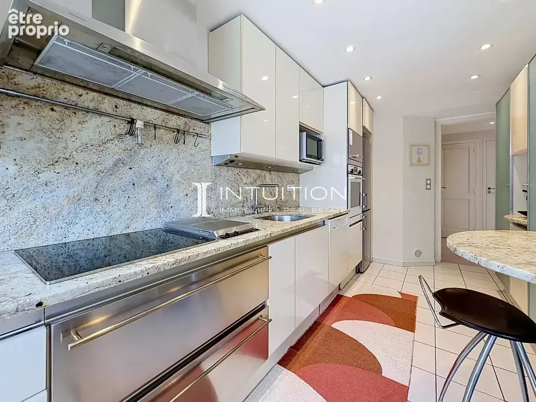 Cannes - Croisette : Appartement d’angle 3 pièces de 100 m², étage élevé, vaste terrasse - photo 14