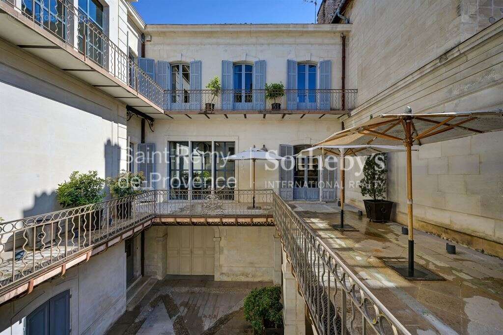 Exceptionnel hôtel Particulier du XIXè avec cour intérieure, au coeur du centre historique d'Avignon - photo 2