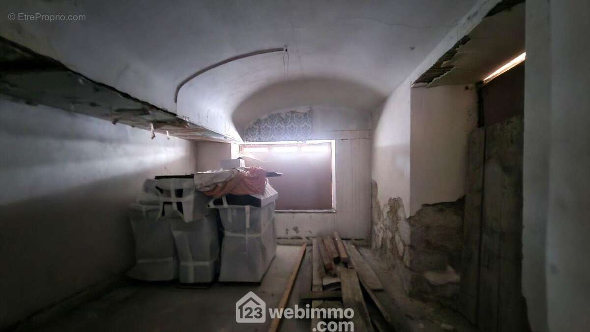 Il dispose de 2 pièces - Appartement à LAON