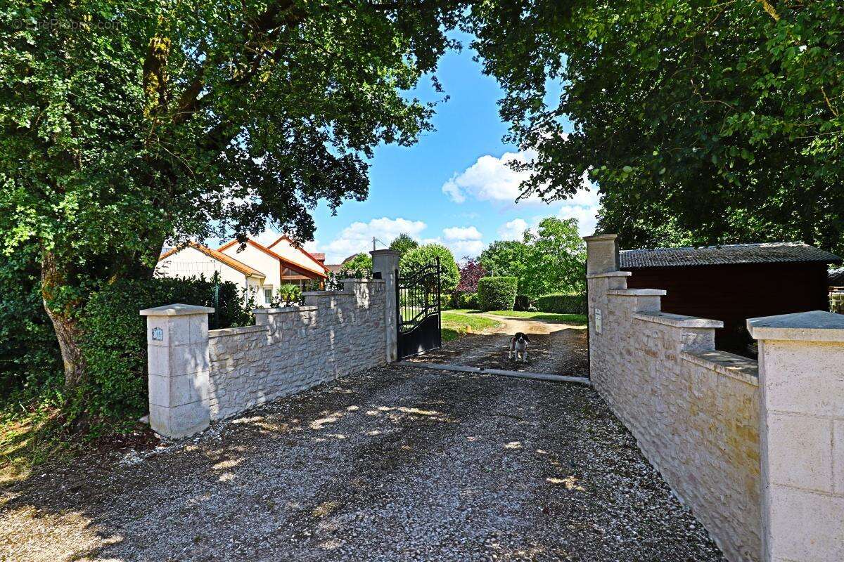 Maison à SENS-BEAUJEU