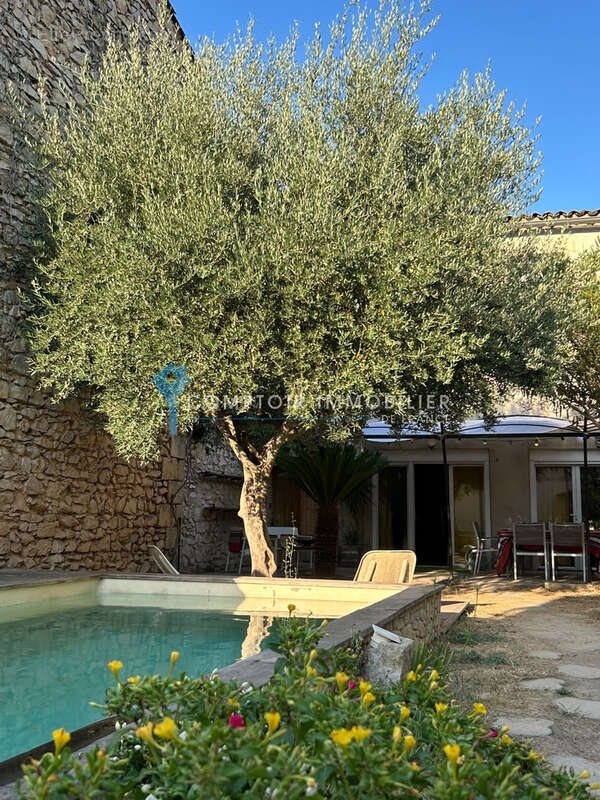 Vergèze 150 m de la gare , en exclusivité Maison de village de 136 m2 hab 5 chambres , piscine - photo 3