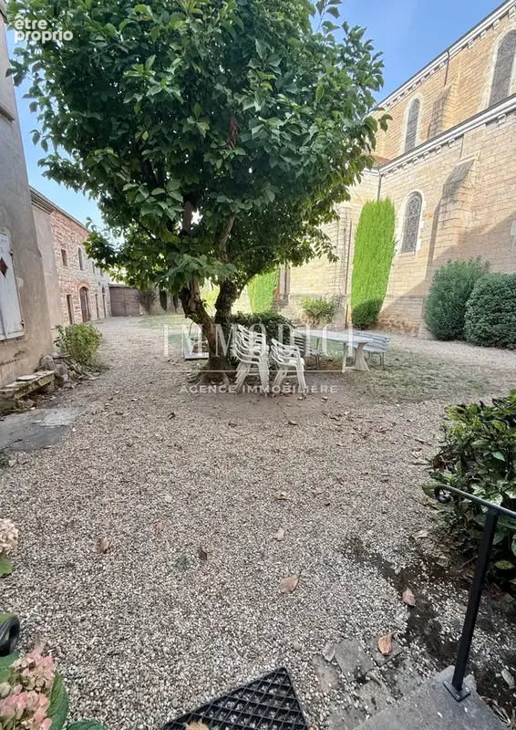 Demeure de caractère du XVIIᵉ siècle de 340 m2 avec cour et beau potentiel - photo 24