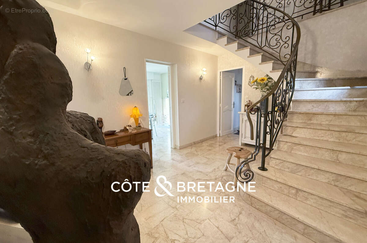 Maison familiale à vendre à Yffiniac   188 m2 avec piscine et sous-sol complet I REF 2025-135 - photo 9