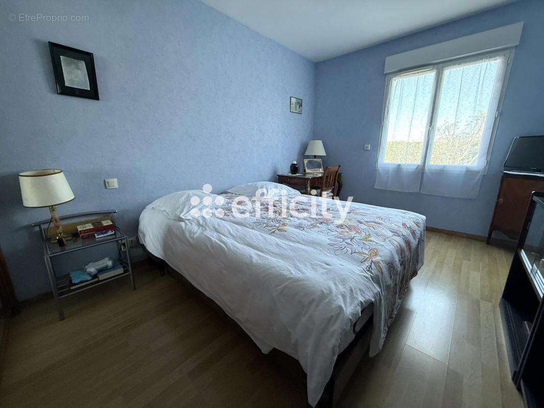 Maison à LES ADJOTS