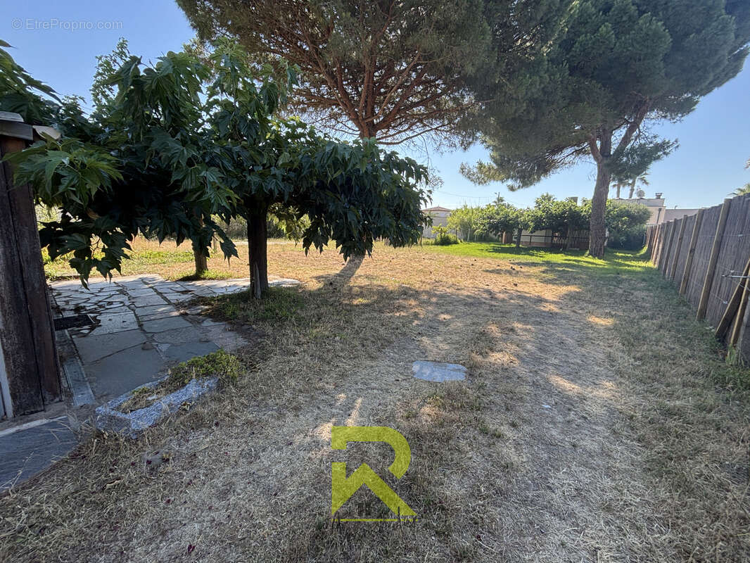 Grau d'Agde   À 200 mètres de la plage Terrain de plus de 1100m2 avec T3 à rénover - photo 2