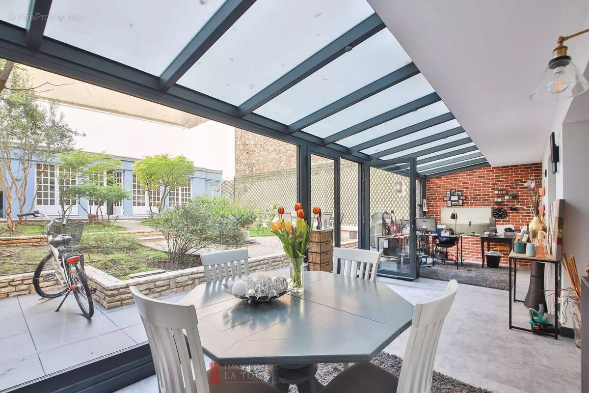 Appartement à PARIS-16E