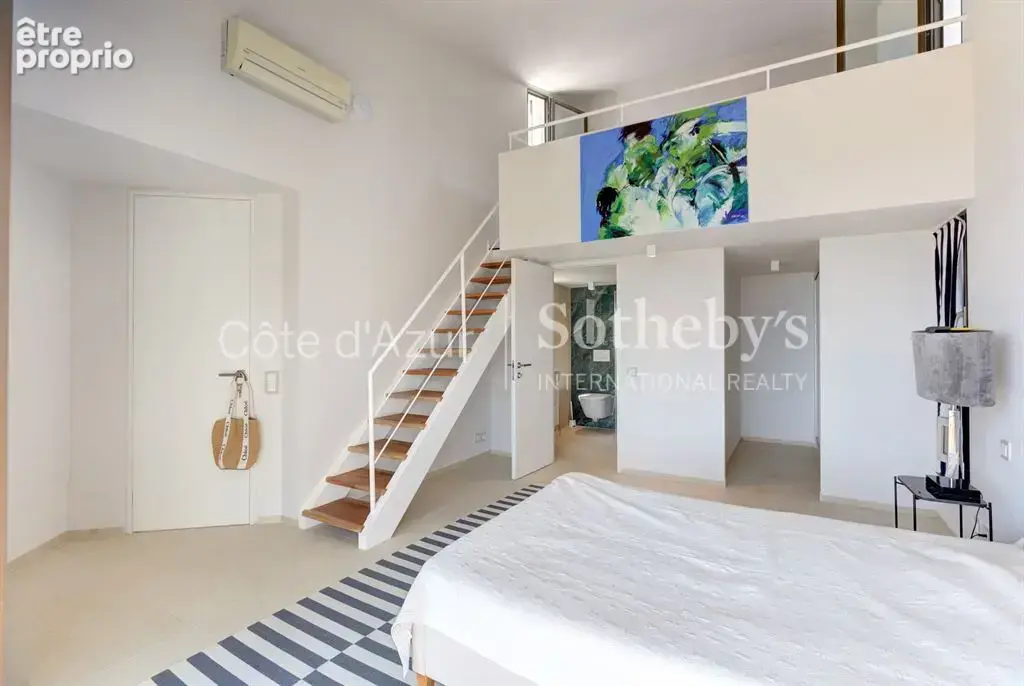 Super Cannes Vallauris, villa de 260 m² avec cinq chambres, piscine et vue mer - photo 15