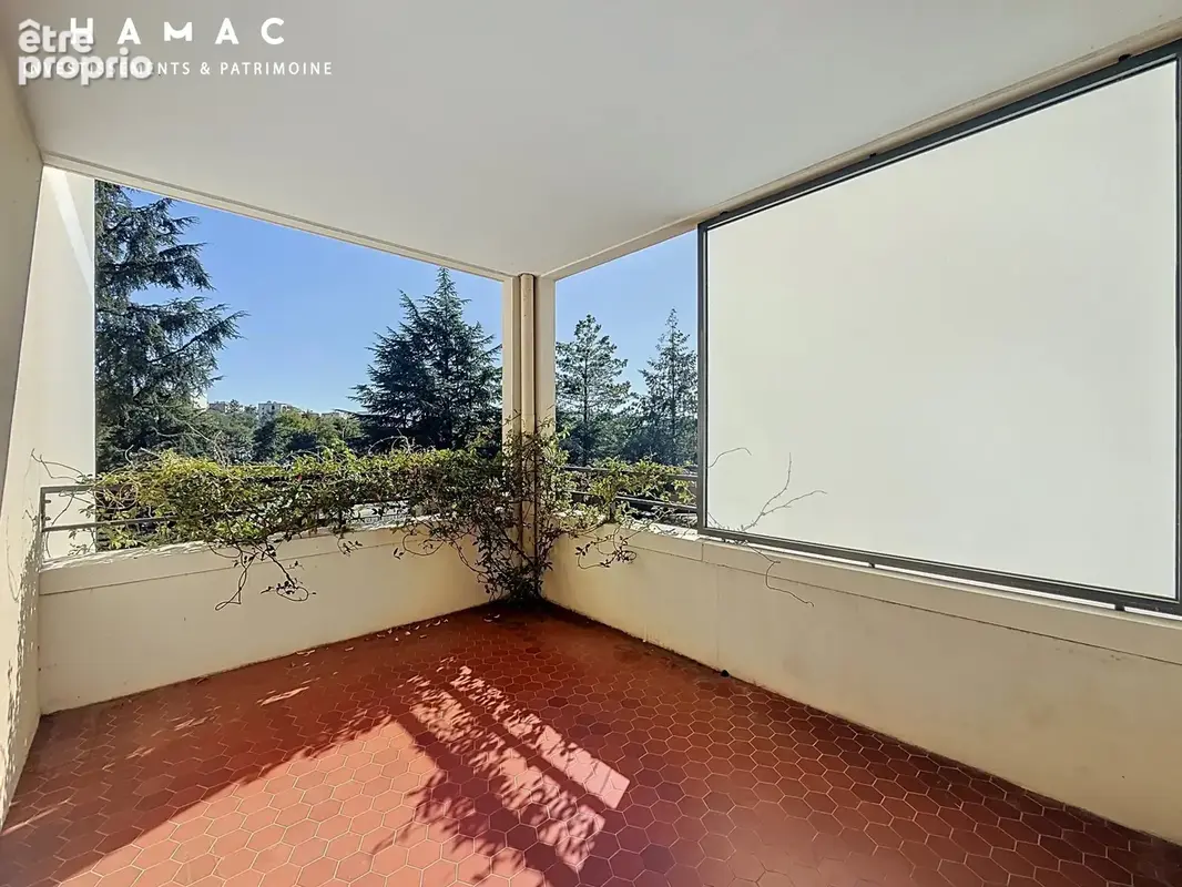 LYON 4 – CROIX-ROUSSE - T3 de 69 m² avec terrasse, piscine, garage et cave - photo 6