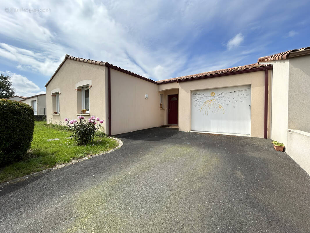 Maison à LES LANDES-GENUSSON