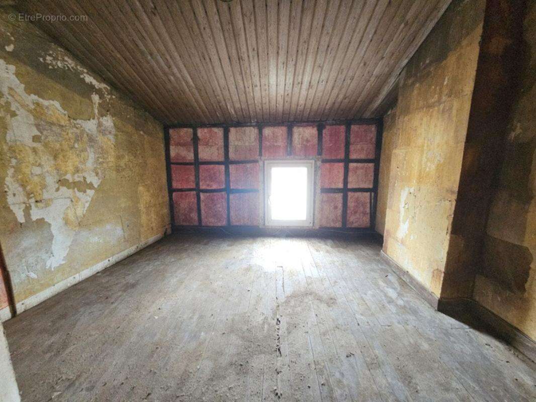 Maison de 100 m² avec 50 m² de comble ammenagable et grange de 26 m² le gond pontouvre (16) - photo 6