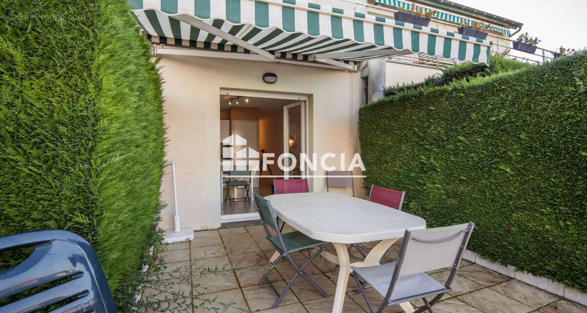 Appartement à SALLES-CURAN