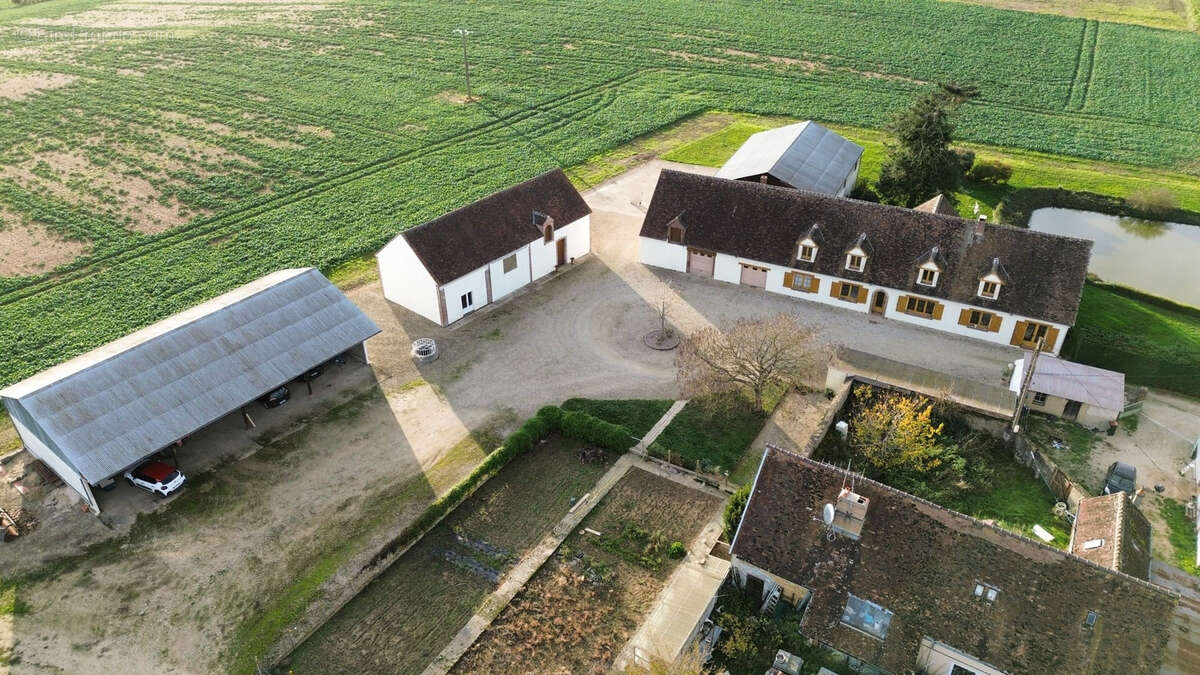 Maison à MONTCORBON