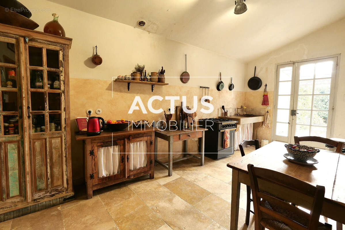 Maison 232 m² à Cornillon-Confoux  - photo 8