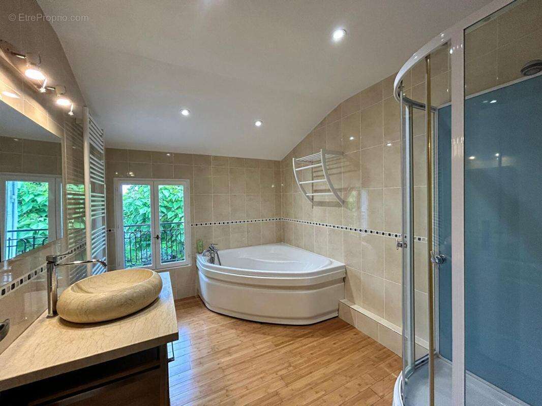 A 15 mn de Blaye - Au calme belle Girondine en pierre rénovée - 197 m2 habitables -7P- 4 Chambres -  1920 m2 de Terrain - Piscin - photo 13