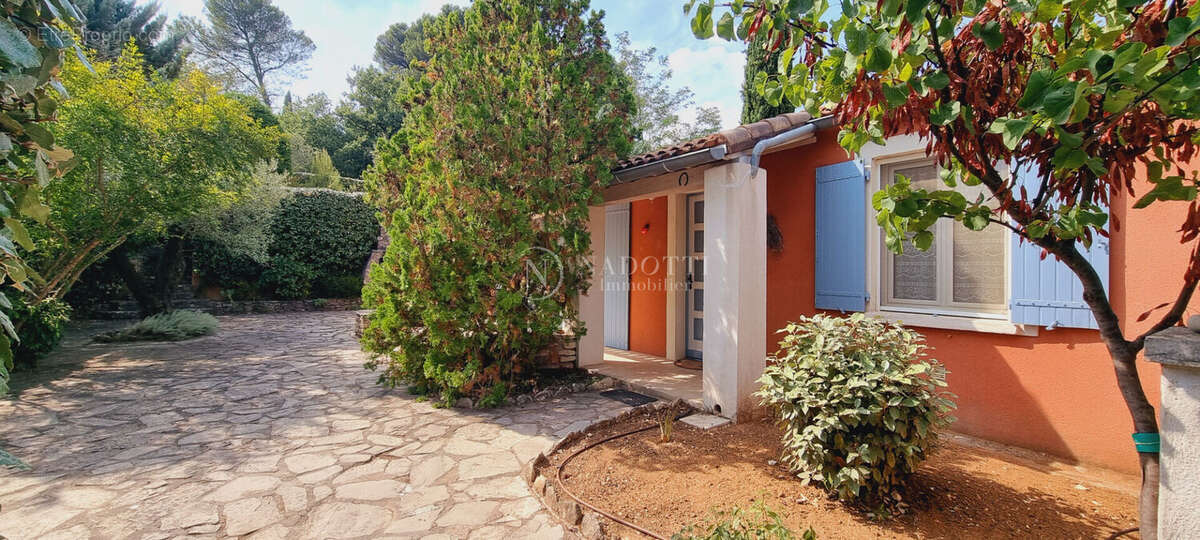 Roussillon, à deux pas du village, découvrez cette maison avec maison indépendante. - photo 2