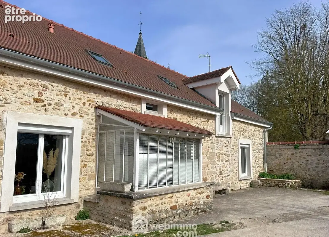 Magnifique maison familiale en pierre de 190 m² (222 m² au sol).
