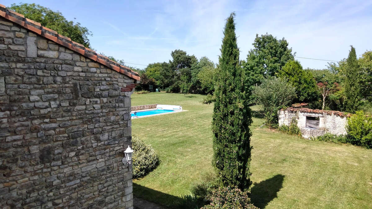 Magnifique Longère en Pierre, Maison d’Amis, Piscine, Vaste Grange, Vue Imprenable, Près d'Angoulême - photo 15