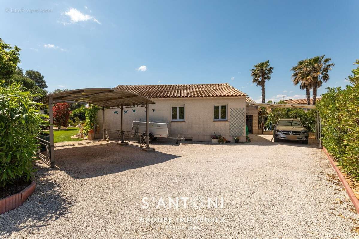 MEZE - Maison de plain pied sur un grand terrain avec piscine - photo 6