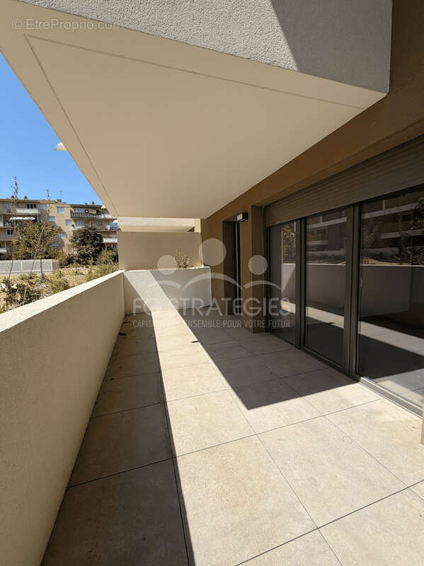 T2 neuf avec terrasse disponible de suite   Port Marianne Nouvelle Mairie MONTPELLIER - photo 3