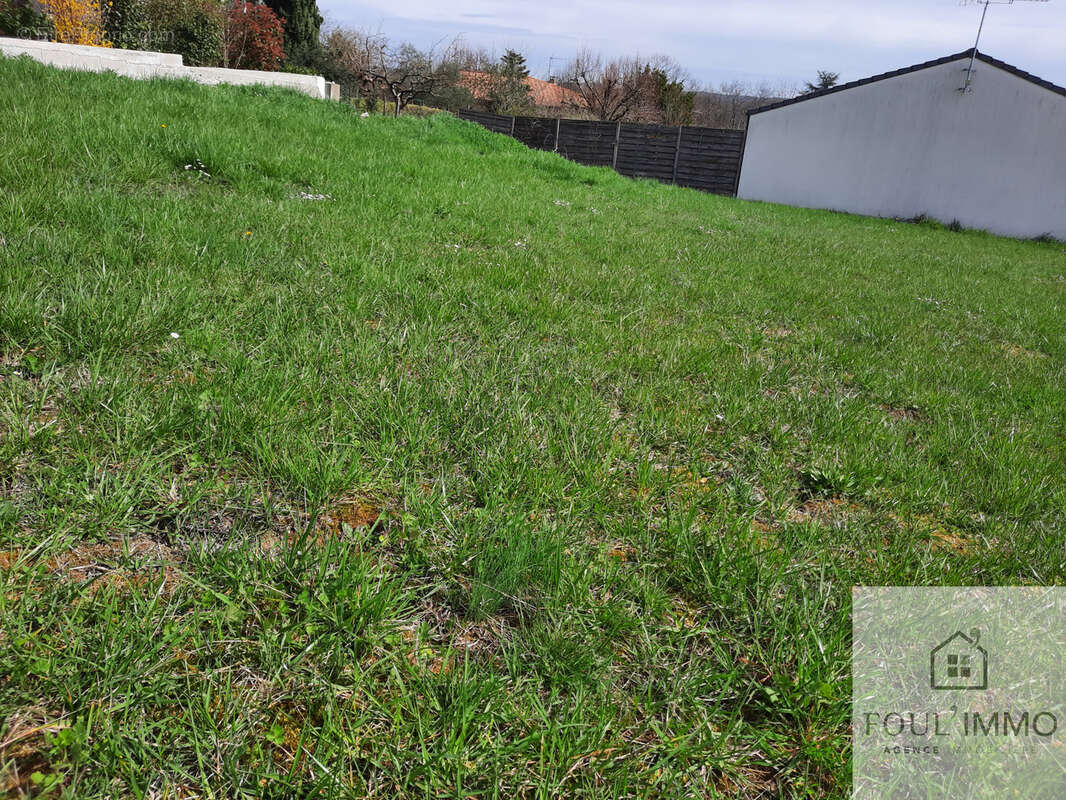 FOULAYRONNES : terrain constructible et viabilisé 631 m2 - photo 2