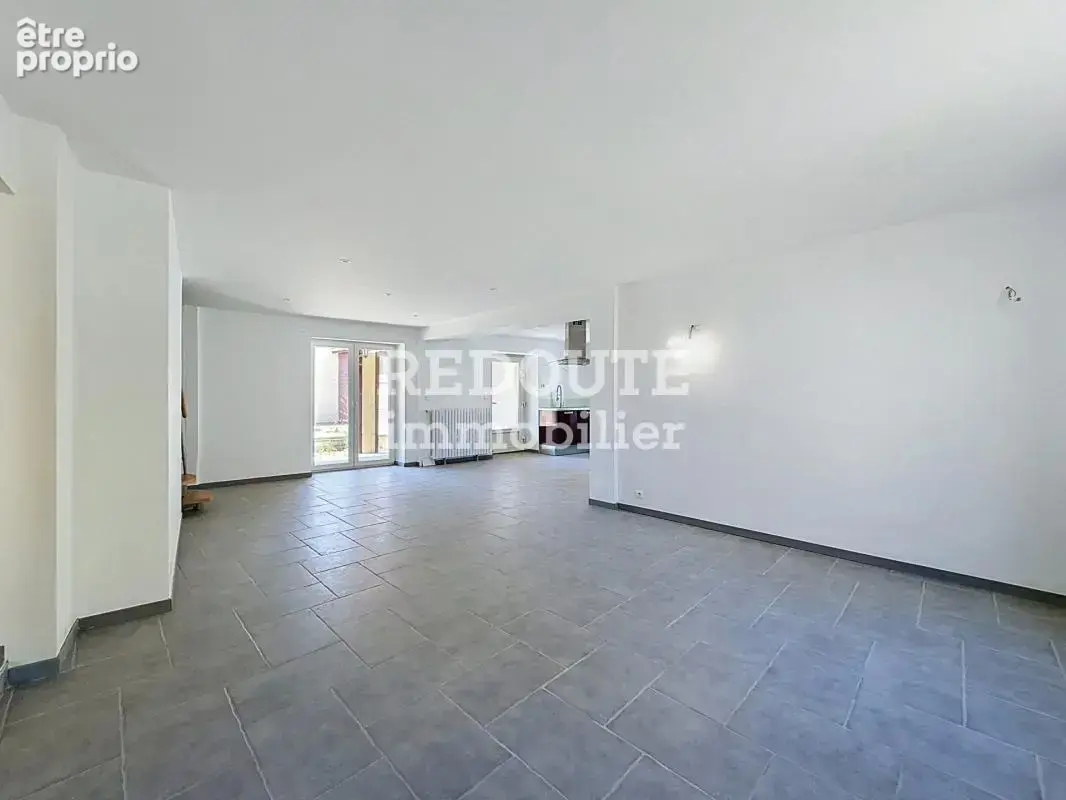 À vendre - plivot - maison de type 8 avec dépendance et cave - photo 2