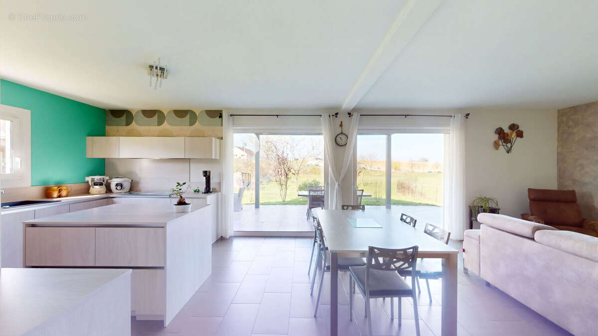 Maison à POUILLEY-LES-VIGNES