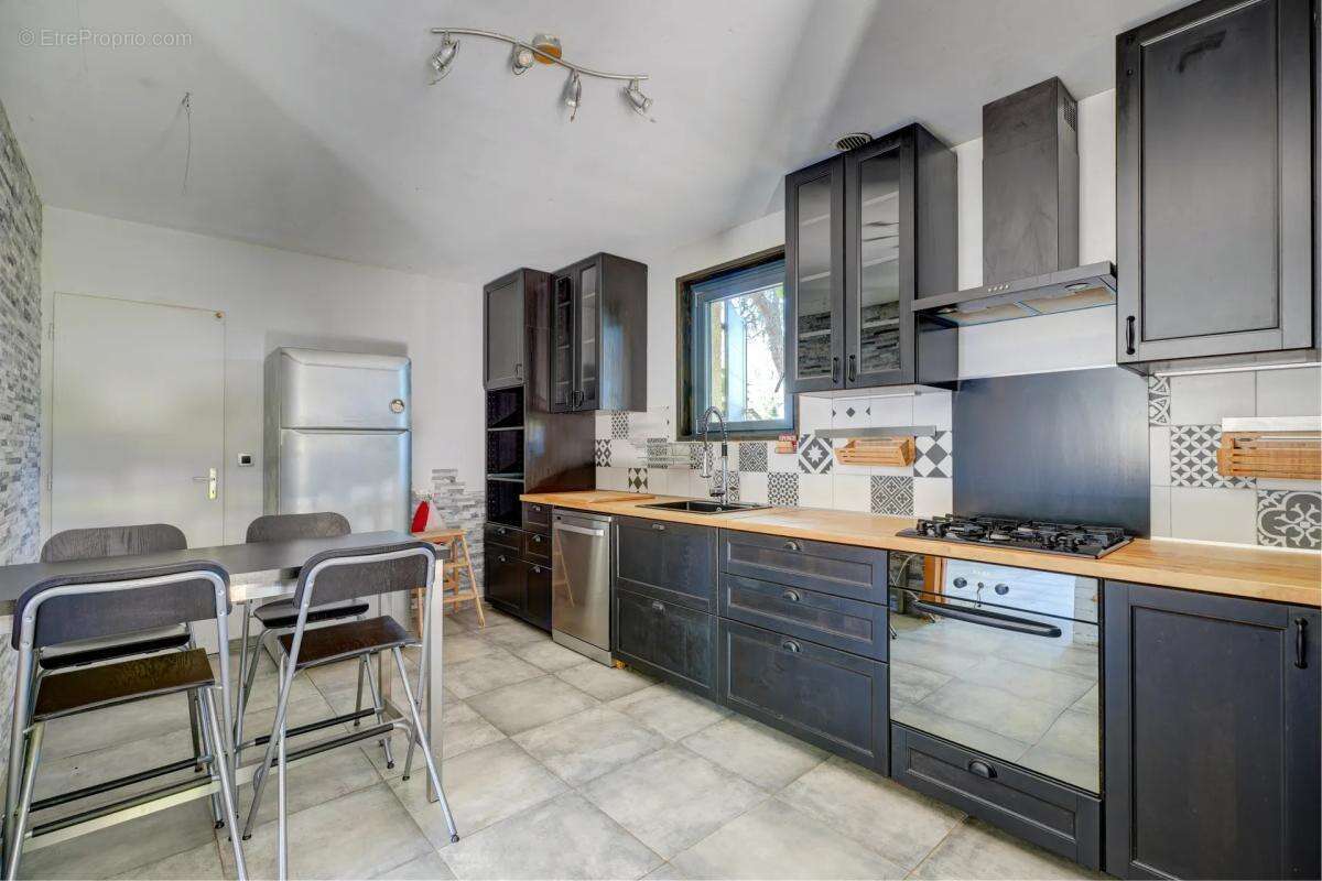 Maison de 8 pièces de 170 m² à Saint-Laurent-de-Mure - photo 6