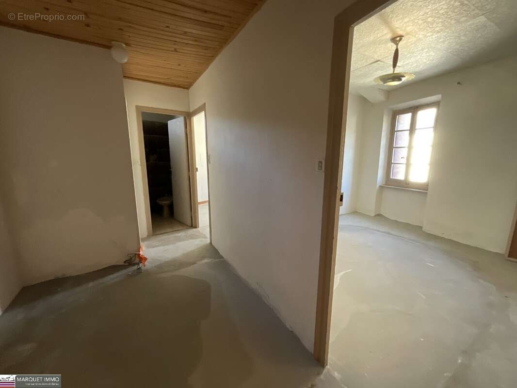 Beau potentiel pour cette maison de village T3 offrant 90 m² avec cour, garage, à rénover selon toutes vos envies ! - photo 15
