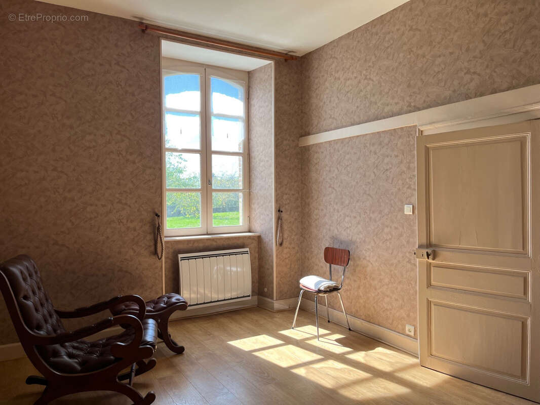 Coussac Bonneval, immeuble de 5 appartements, dépendances et terrain - photo 11