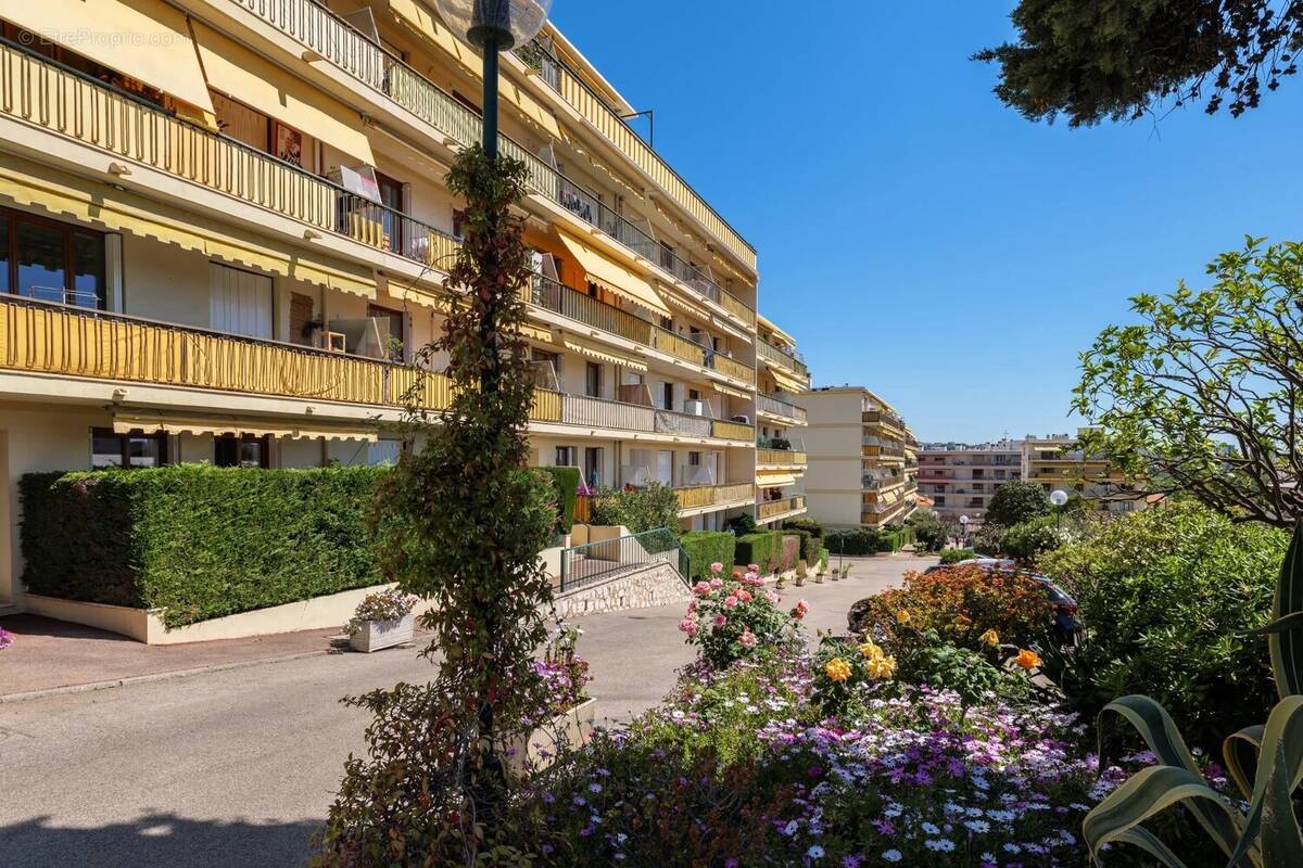 Appartement à SAINT-LAURENT-DU-VAR
