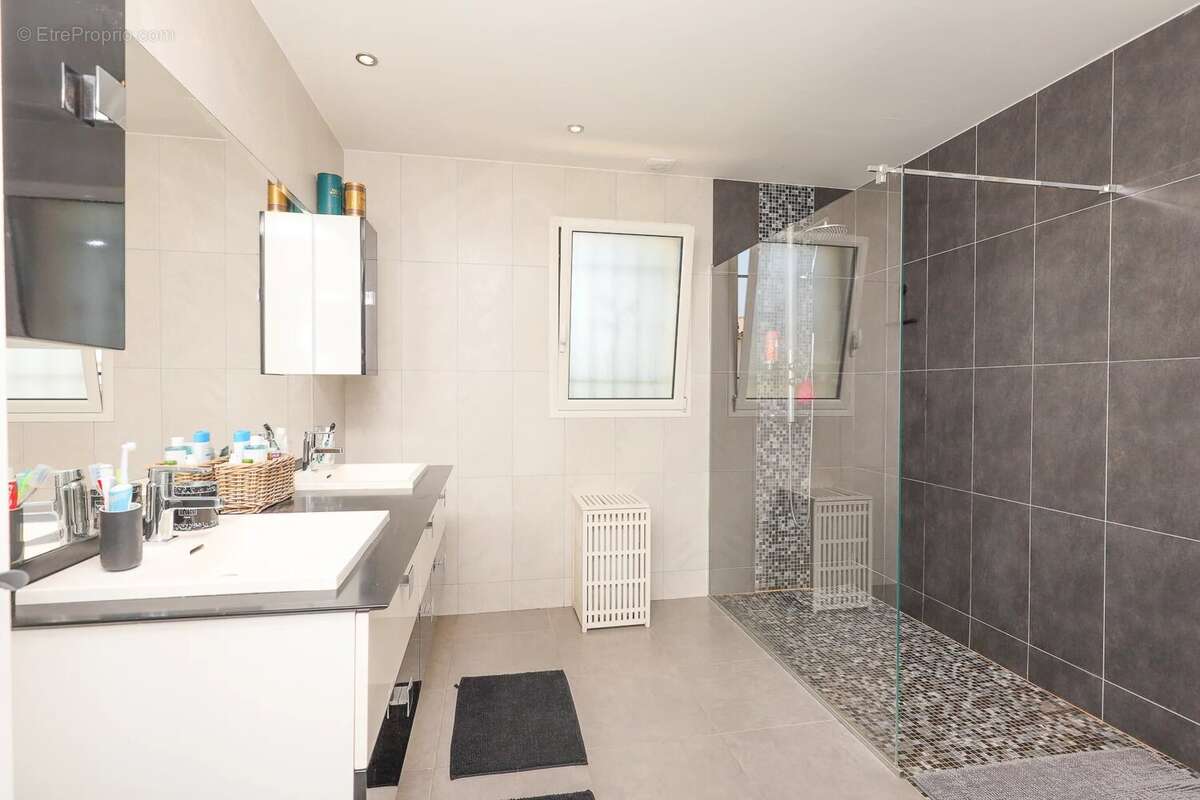 Villa independante 175 m² - piscine - stationnements - photo 15