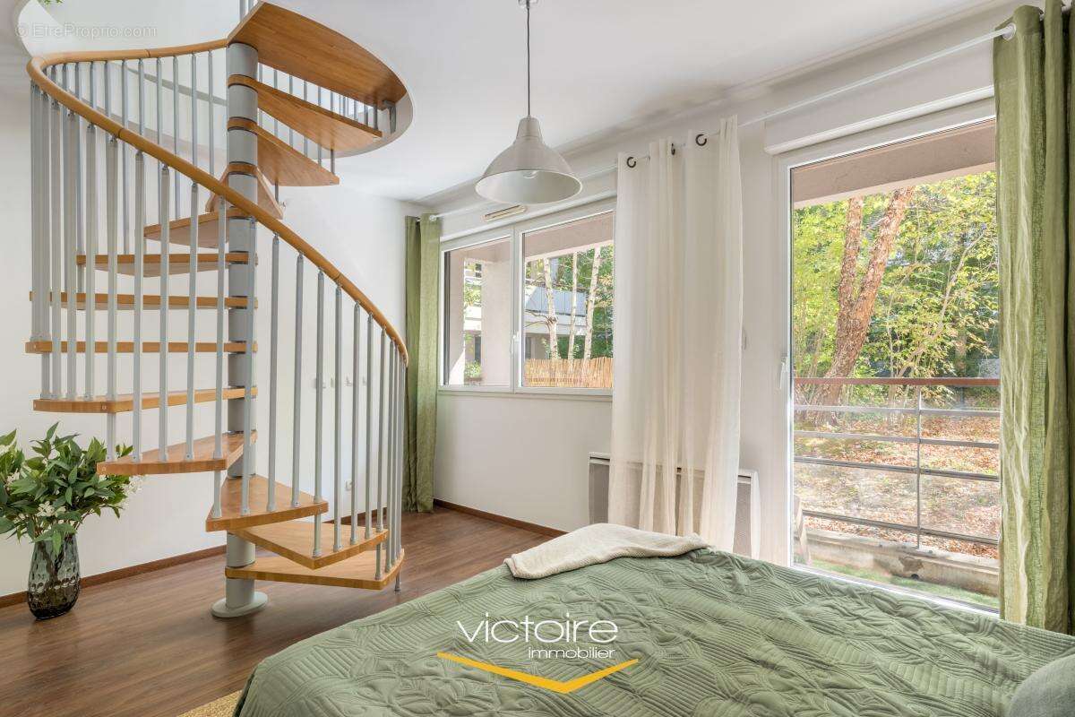 Lyon 3, La Buire - Grand et lumineux T2 en duplex 55,84 m², vue sur les arbres, garage et cave - photo 7
