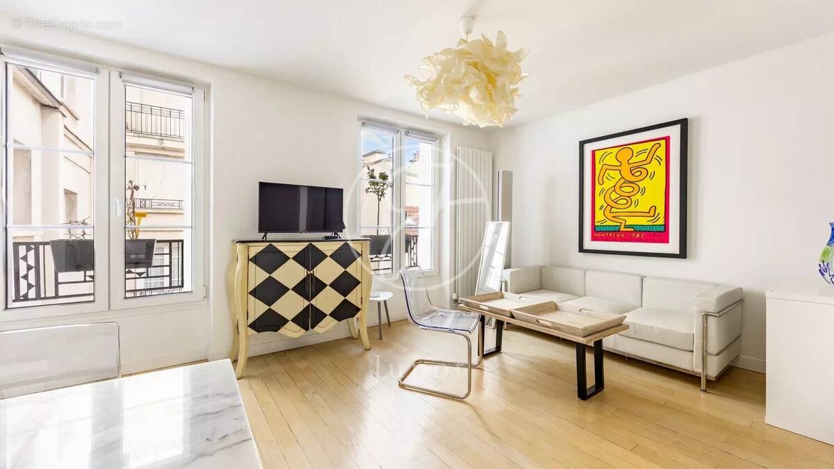 Appartement à PARIS-1E