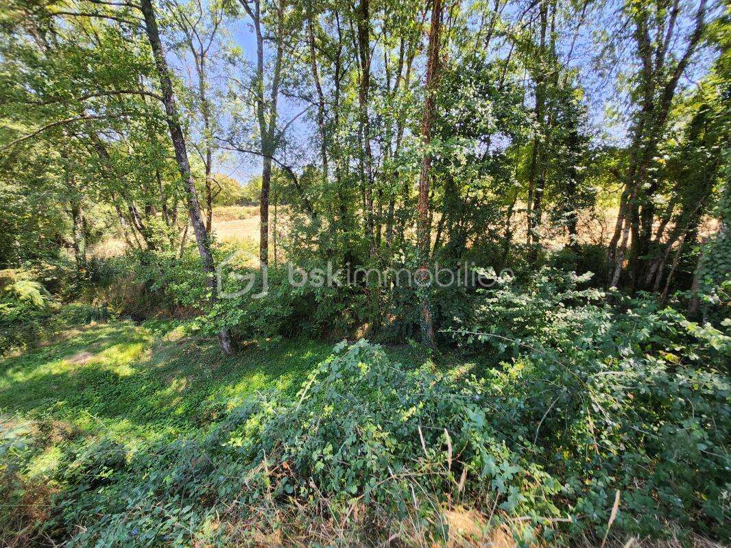 Terrain de 1 479 m² avec garage récent en partie constructible – Ménigoute - photo 7