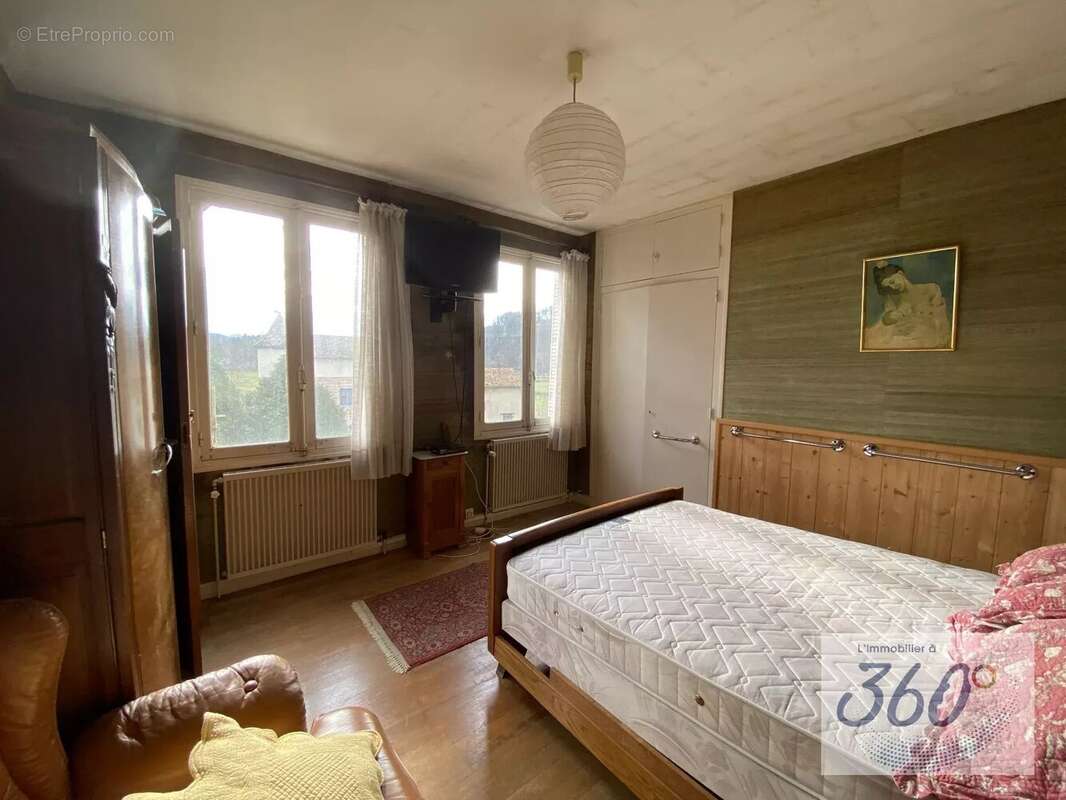 Maison à SAINT-LEGER-SOUS-LA-BUSSIERE