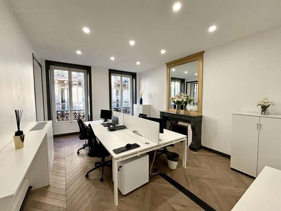 Commerce à PARIS-8E