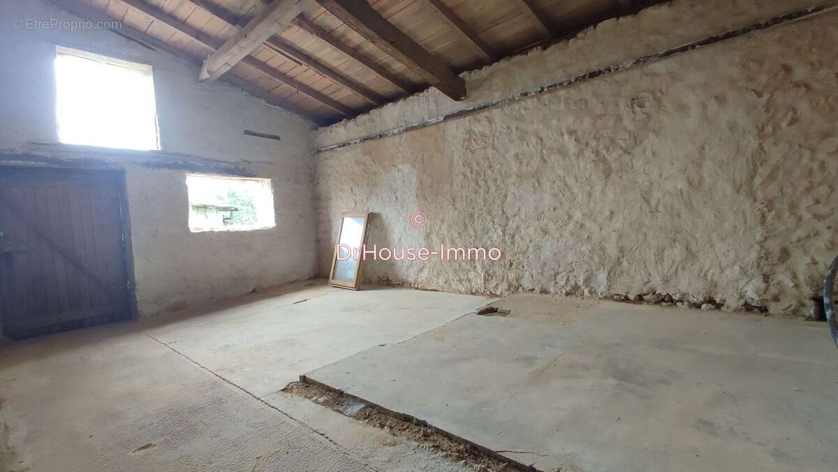 Maison 326 m² à Pleuville  - photo 7