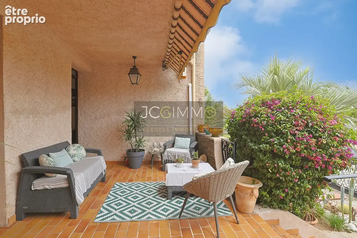 Villa de 318m2 avec deux logements indépendants et fort potentiel ! - photo 22