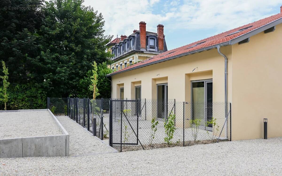 Commerce à TASSIN-LA-DEMI-LUNE