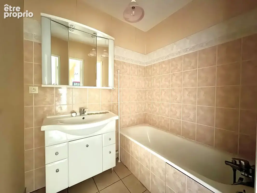 À VENDRE - T3 Place des Grenadiers à Saint-Étienne - photo 6