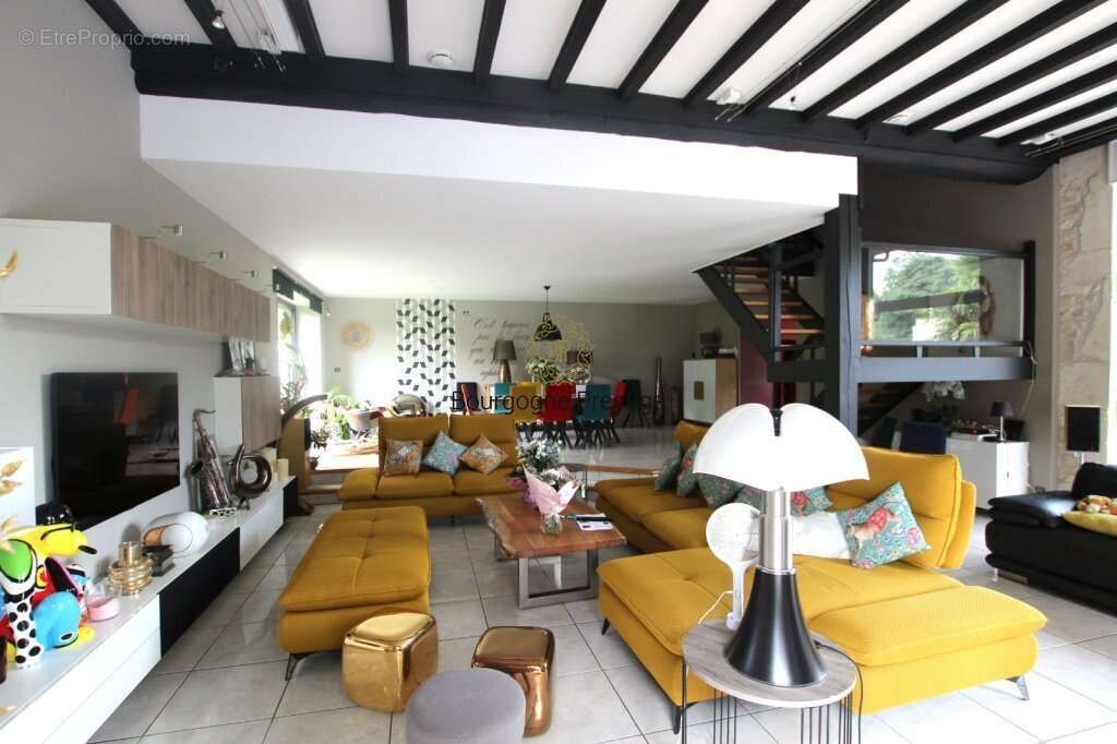 Belle propriete de caractere de 293 m² avec piscine et terrain de 1510 m² - photo 7